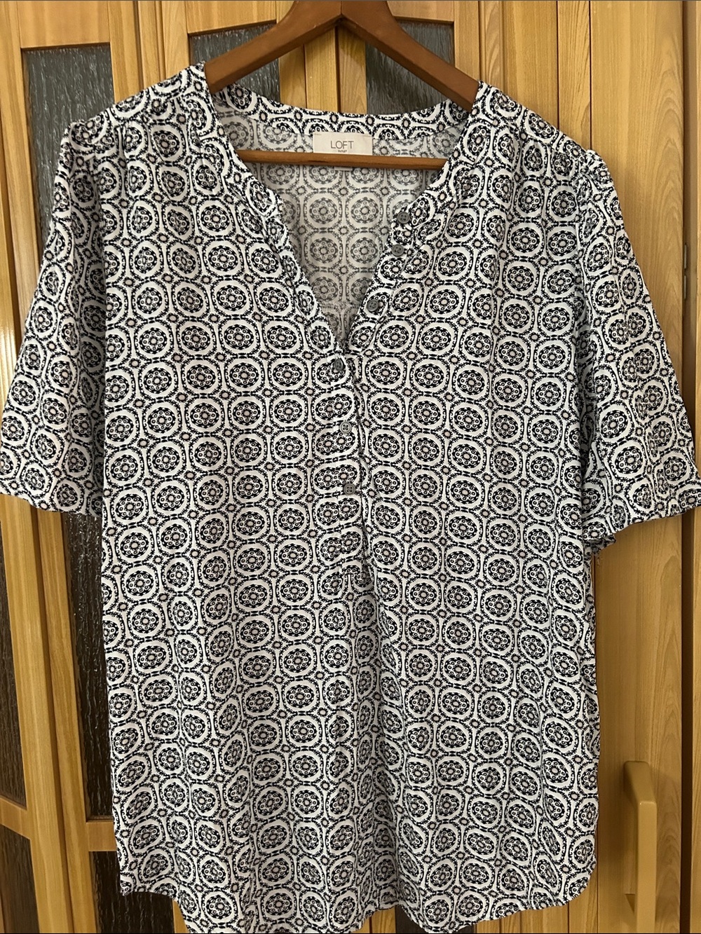 LOFT Black & White Geometric Print V-Neck Short Sleeve Top